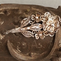 blomst på stil filigran sølv broche gammelt smykke 